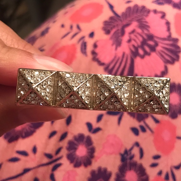 Gold toned 2 finger ring with crystal detailing 💕 - Picture 5 of 5